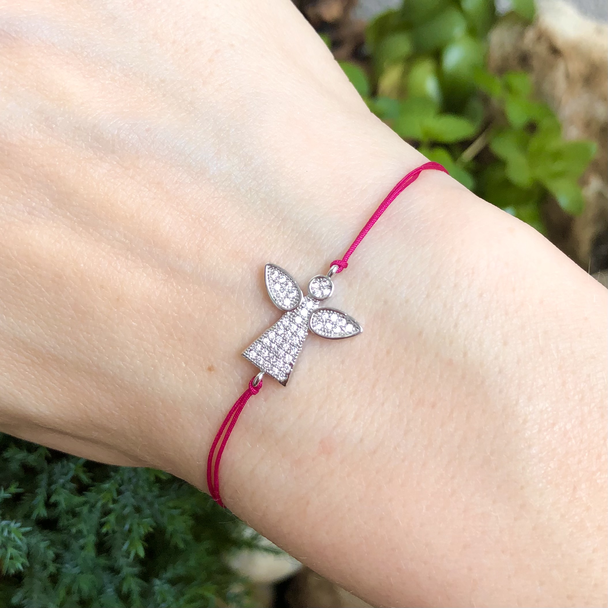 Šnúrkový náramok so zirkónovým anjelikom, fuchsia MBM17